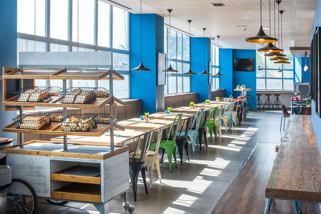 Apartamentos Tryp Madrid Airport Suites Restaurant photo
